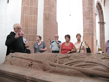 Der Mönch erzählt uns die Geschichte dieses Grabes